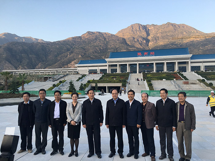 全國、省市政協(xié)委員體驗(yàn)蘭渝鐵路、視察階州廣場