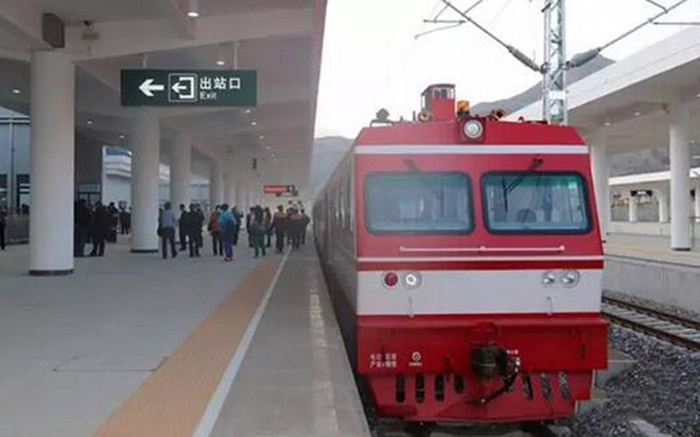 全國、省市政協(xié)委員體驗(yàn)蘭渝鐵路、視察階州廣場