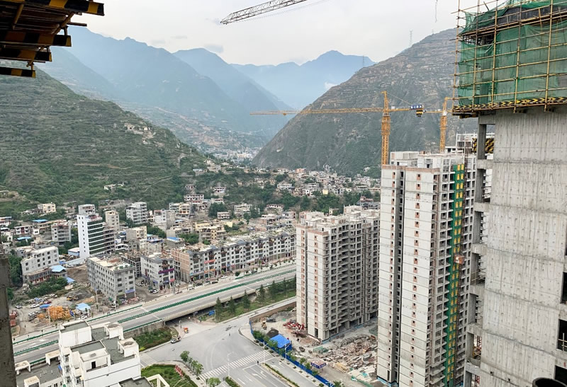 匠心傾注、喜封金頂——龍江?雙子座商住小區(qū)主體順利封頂