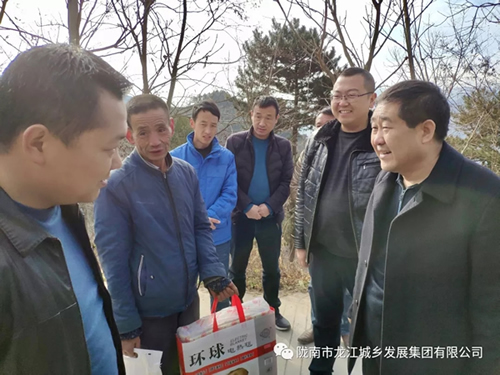 市龍江集團在文縣橋頭鎮(zhèn)安子坡村開展“解難題、辦實事、送溫暖”活動